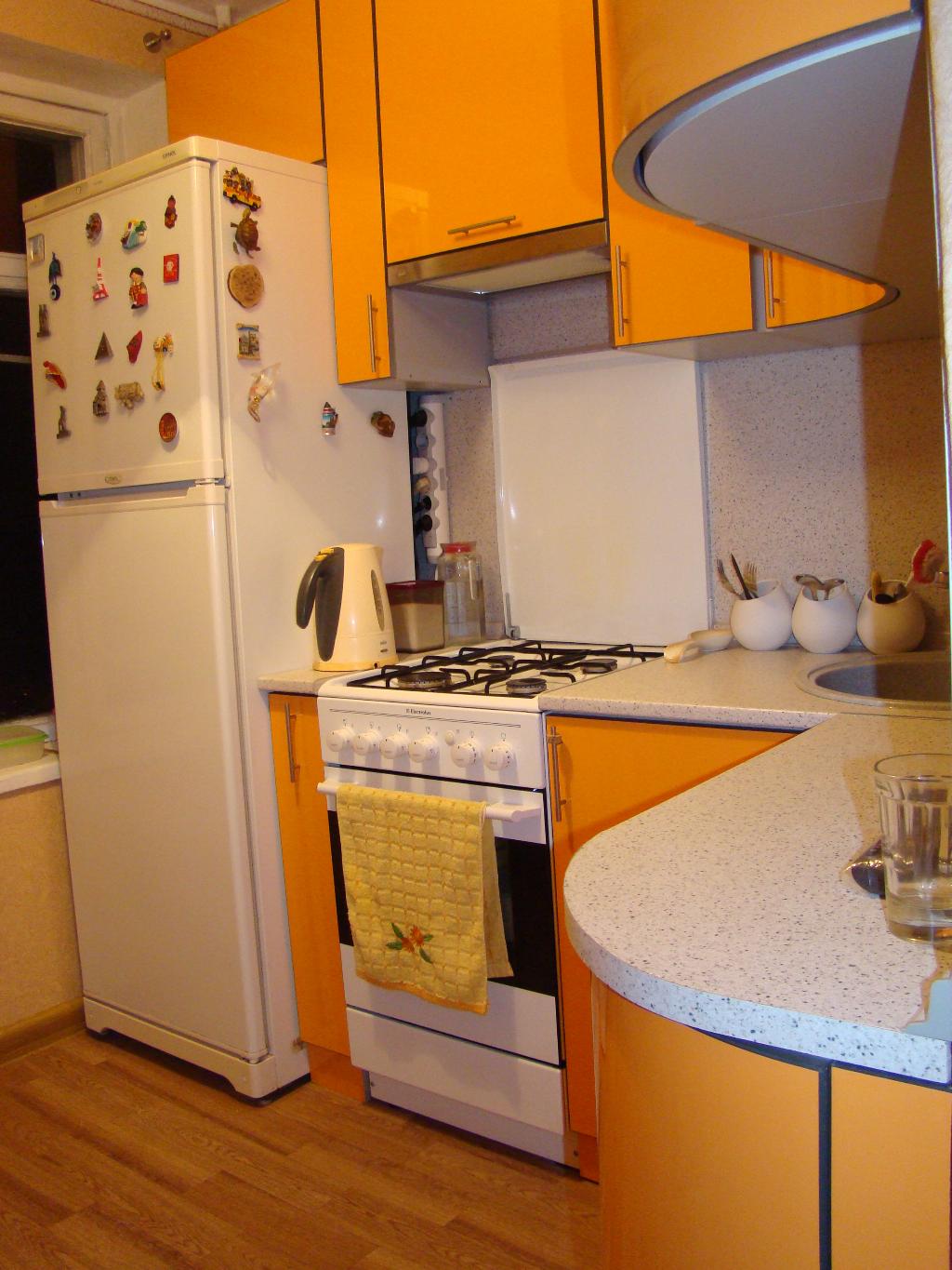 угловая кухня для хрущевки с холодильником