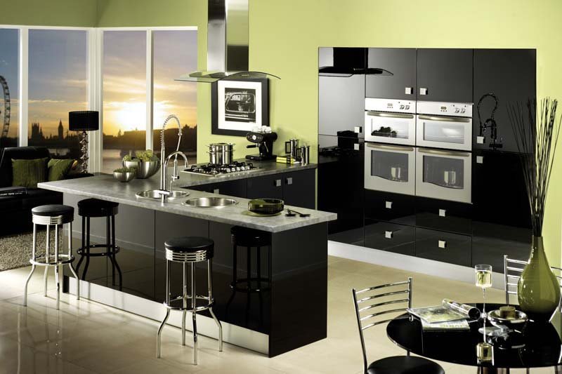 Черный цвет в интерьер кухни